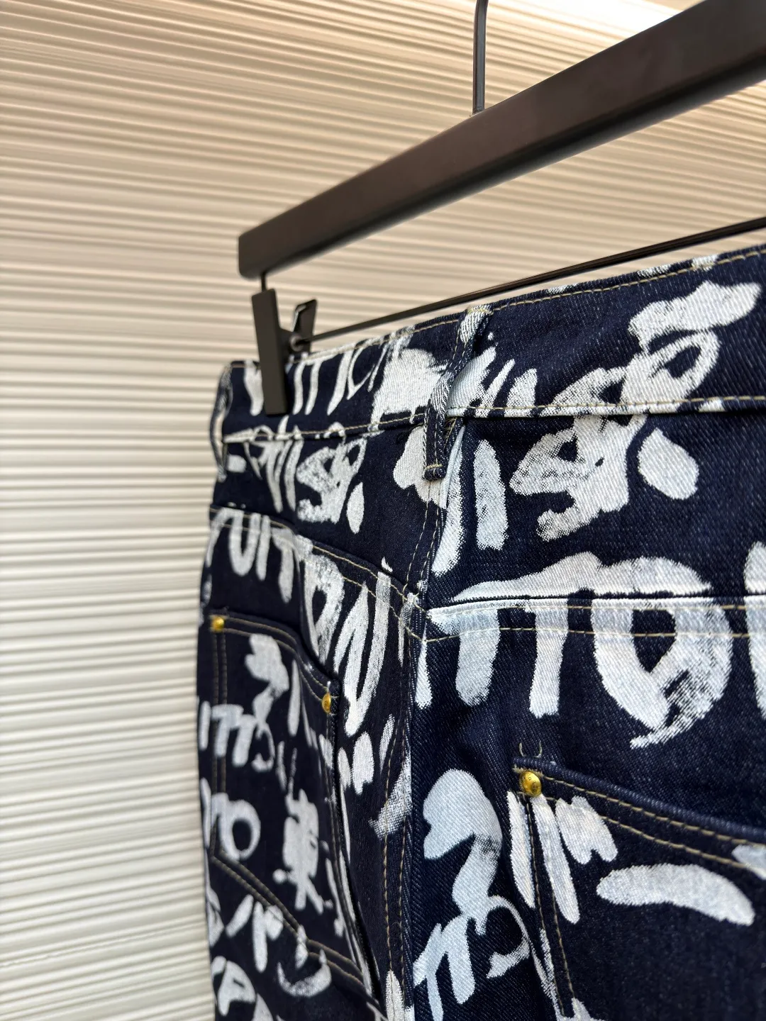 LOUIS VUITTON Tokyo limited graffiti jeans ●Original version: purchased and developed by 16624 ●Item number: 1680938-B50 ●Fabric: denim fabric ●Technology: washed production ●Version: fitted version ●Weight: about 695 grams ●Size: 28-30-32-34-36 ●Description: LV Scribble The print shows the encounter between traditional Japanese calligraphy and Western street art, using a "hand-drawn" style to express the brand logo, Paris and Tokyo. The casual design has an urban feel and can be paired with the matching jacket to complete the show. The overall wiring is straight and delicate, the fabric is comfortable and soft, and the color is consistent without color difference. It can be matched with the same style to create a fashionable look and control various occasions. Customized accessories, complete with three standards, same style for men and women!